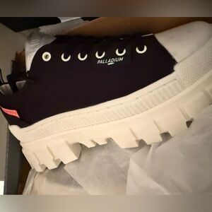 Revolt Lo TX  palladium platform sneakers. Women's size 7 youth 5.5 NEW